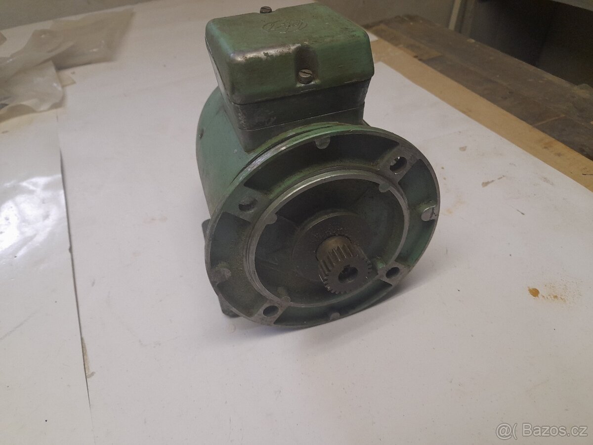 Elektromotor 380V,patkový s přírubou MEZ Mohelnice - 2