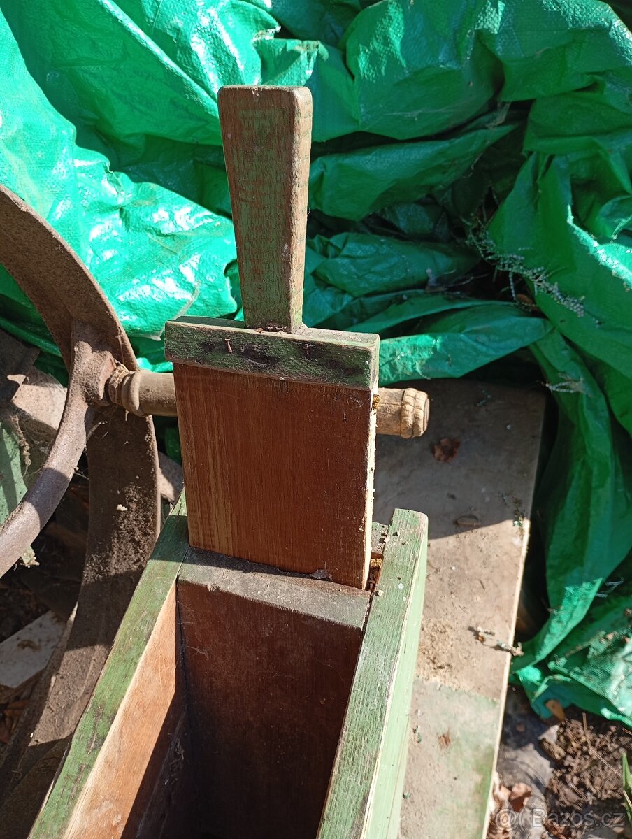 Prodám staré struhadlo na jabka. - 2