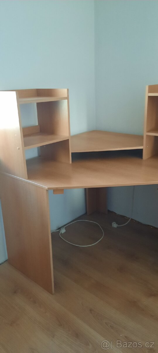 Rohový PC stůl s regály a policemi (vč. dvou zásuvek) - 2