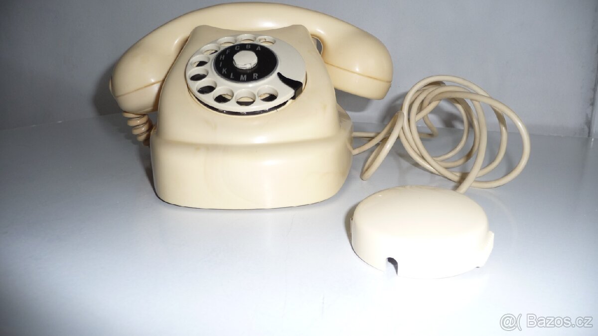 Starý telefon Tesla T58 - 2