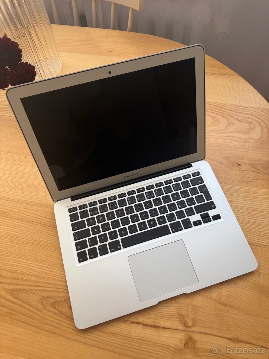 McBook Air 13 palcu - 2
