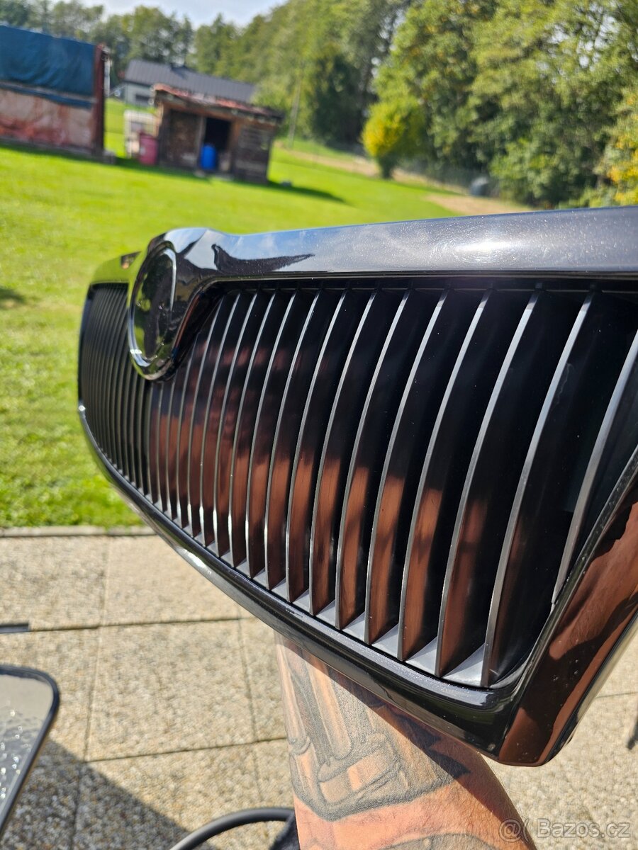 Černá lakovaná maska Škoda Octavia 2 před facelift - 2
