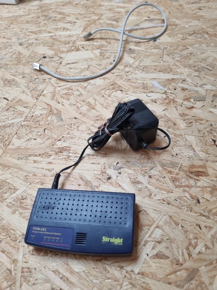 Modem a WiFi router rozbočovač, propojovací kabely - 2