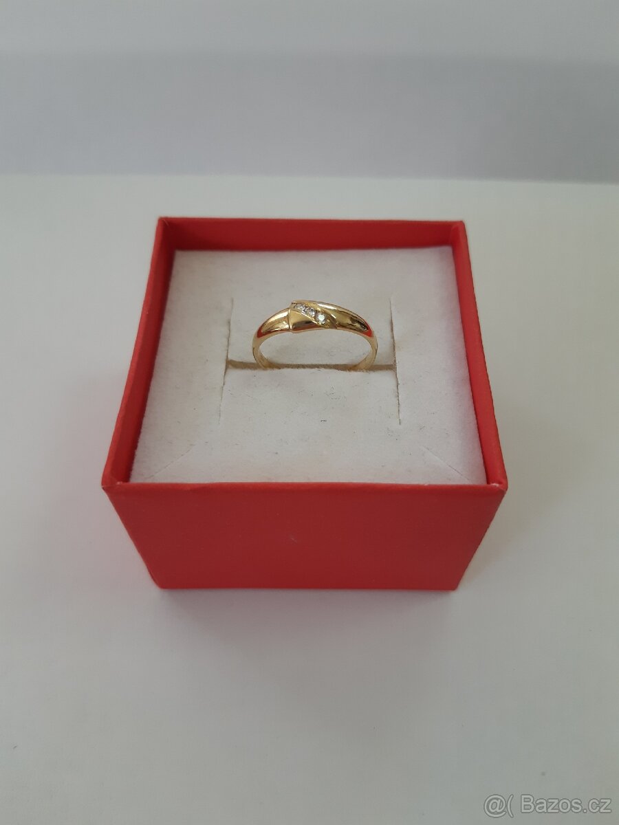 Zlatý prsten se 3 zirkony - 2