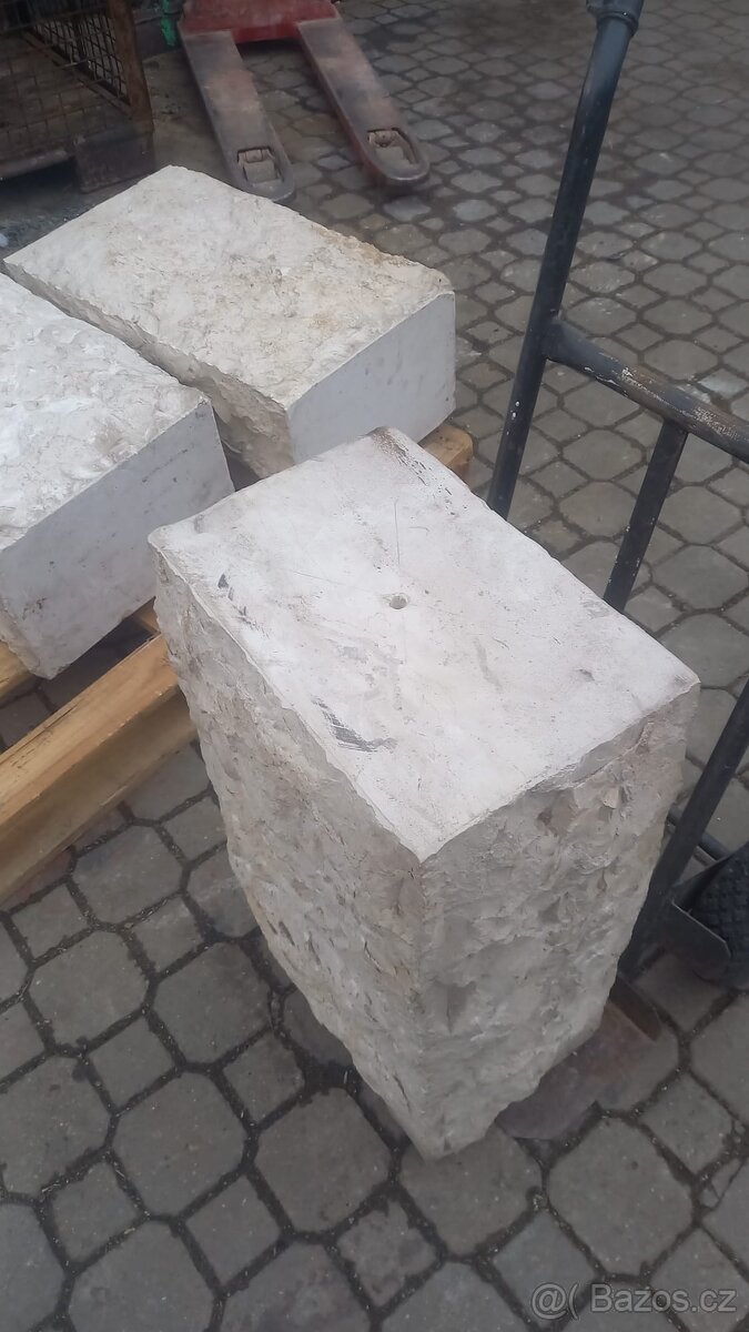kamenný podstavec - 2