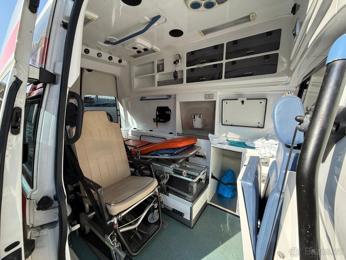 PRODEJ SANITNÍHO VOZU VW T5 - 2