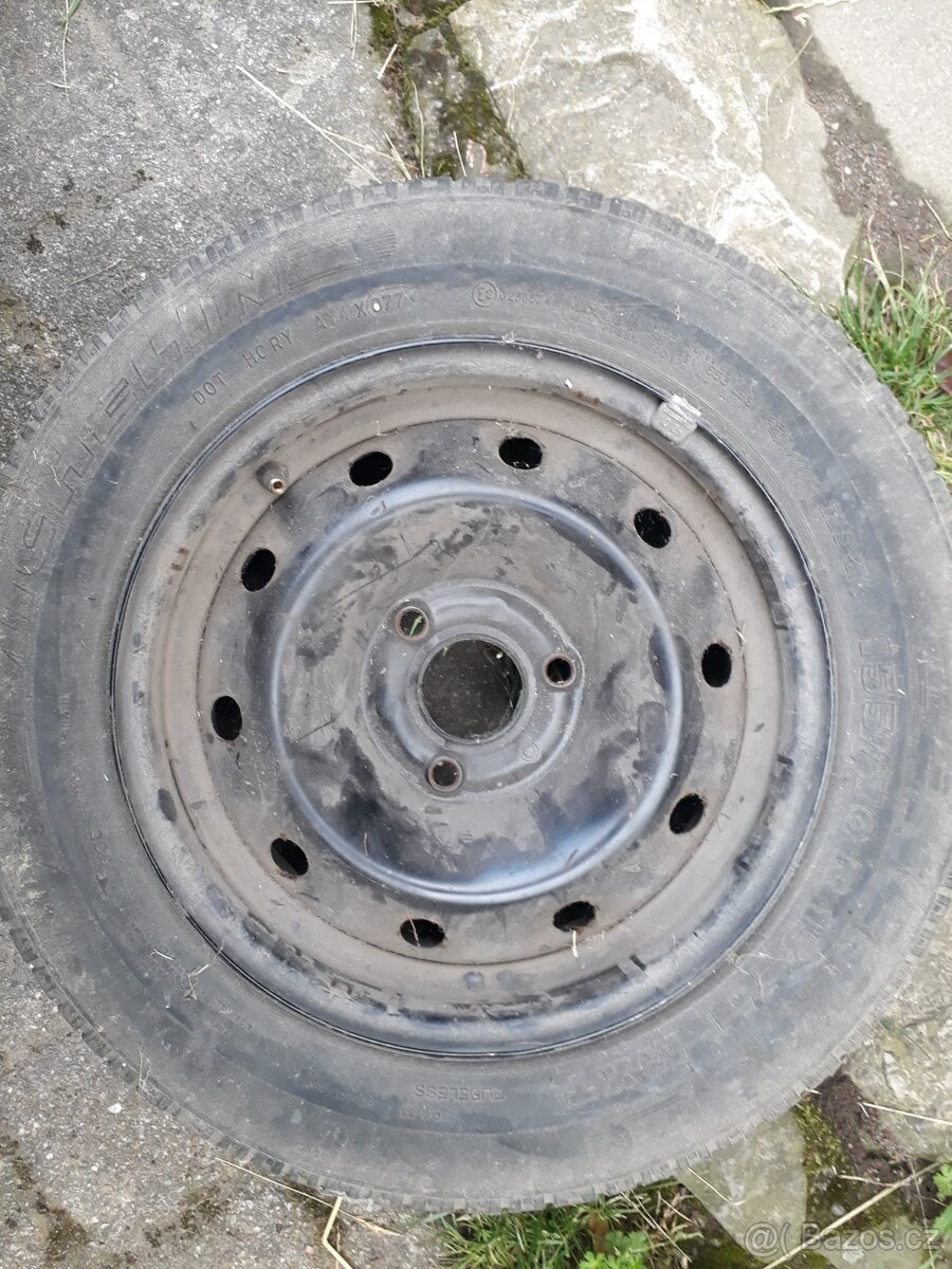 Prodám pneumatiky o rozměru 155/70 R13 i s diskem - 2
