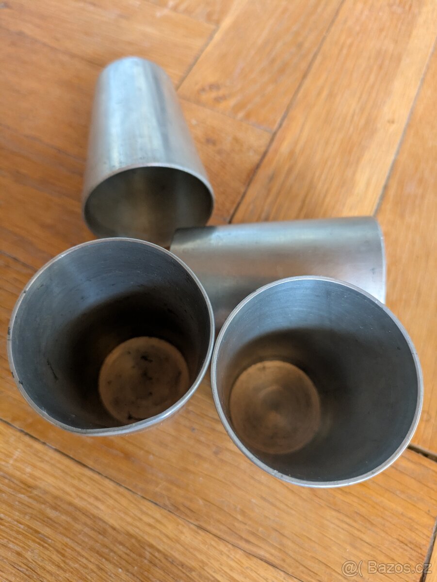 Sada 4 cínových kalíšků „Handarbeit“ s erbem – vintage, malé - 2
