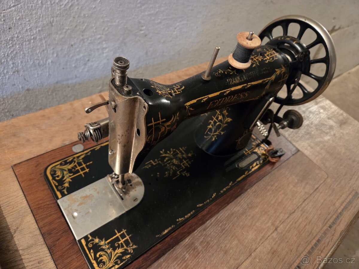 Retro šicí stroj - 2
