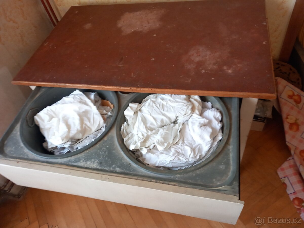 Starozitny myci stul - 2