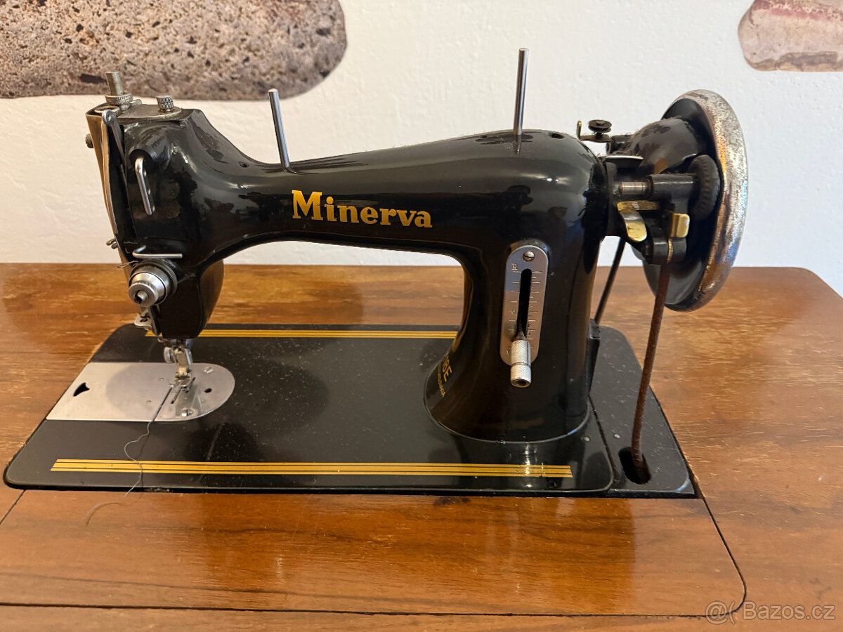 Starý retro šicí stroj Minerva M16E - 2