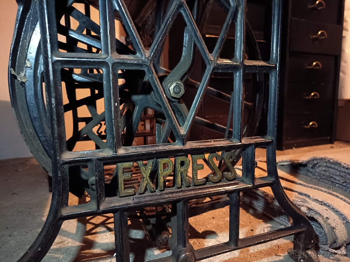 Šicí stroj Bobbin se starožitnou výbavou - 2