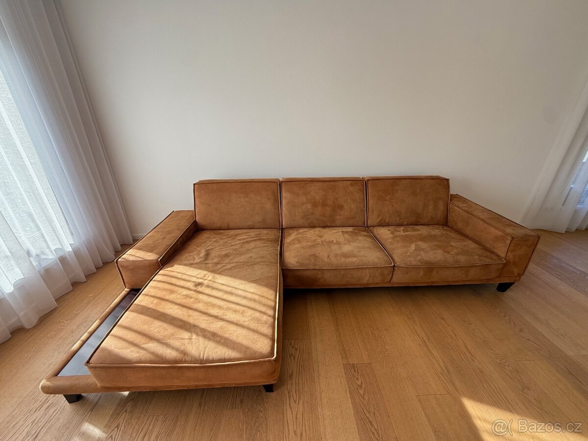 Prodávám luxusní čalouněnou sedačku v barvě karamel - 2