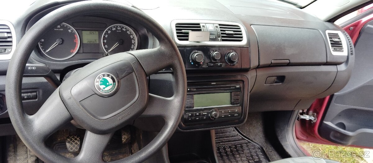 🚗 Škoda Fabia 1.4 - manuál – červená - 2