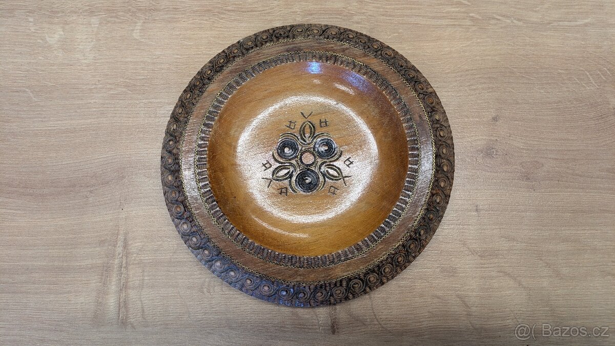 Několik dřevěných krabiček - 2