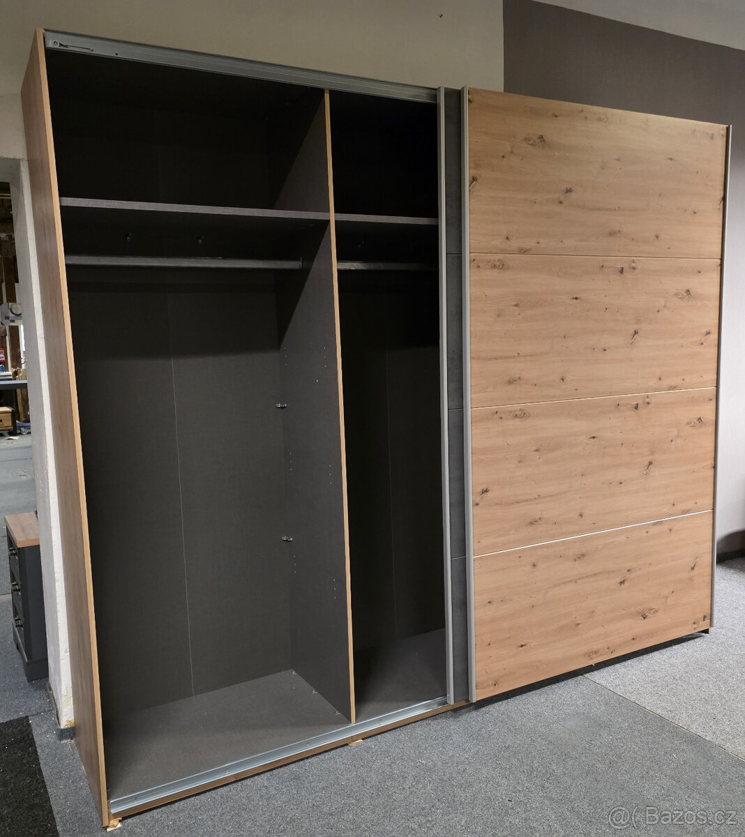 Nová hnědošedá šatní skříň zašupovací - 2