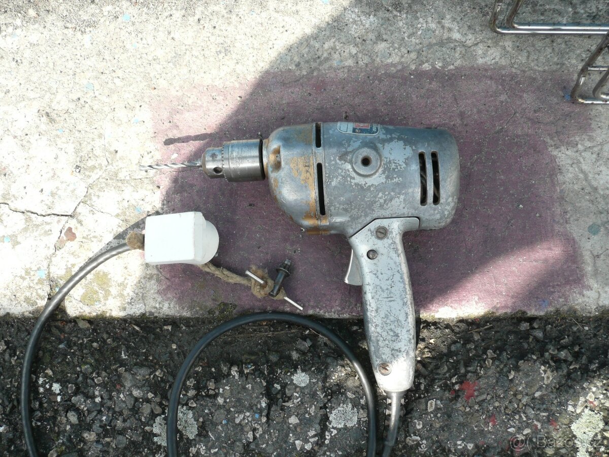 Malá ruční vrtačka Black&Decker z 50.let/20 stol. - 2