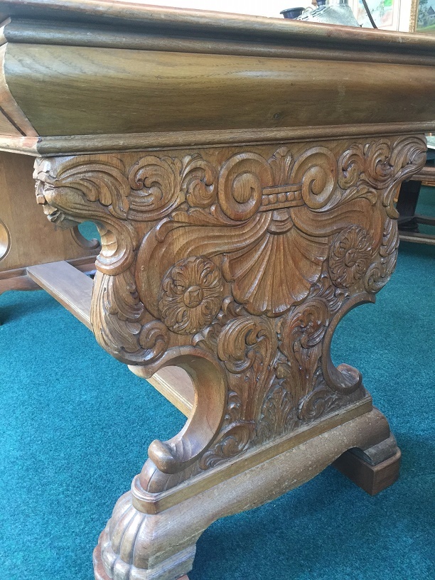 Historický vyřezávaný stůl - 2