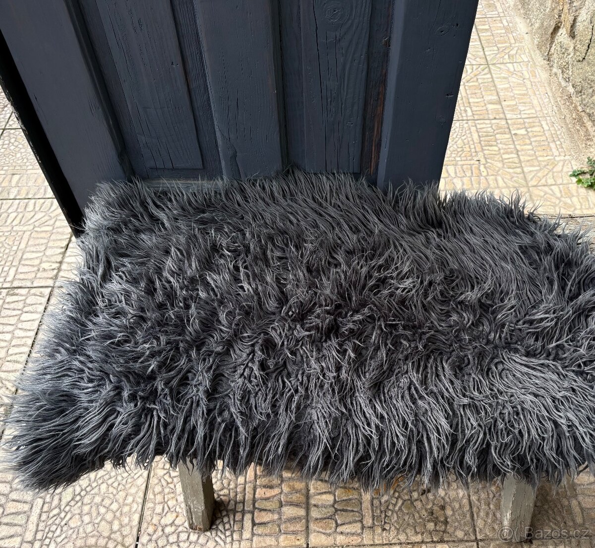 Šedý dekorativní kožešinový koberec - 2