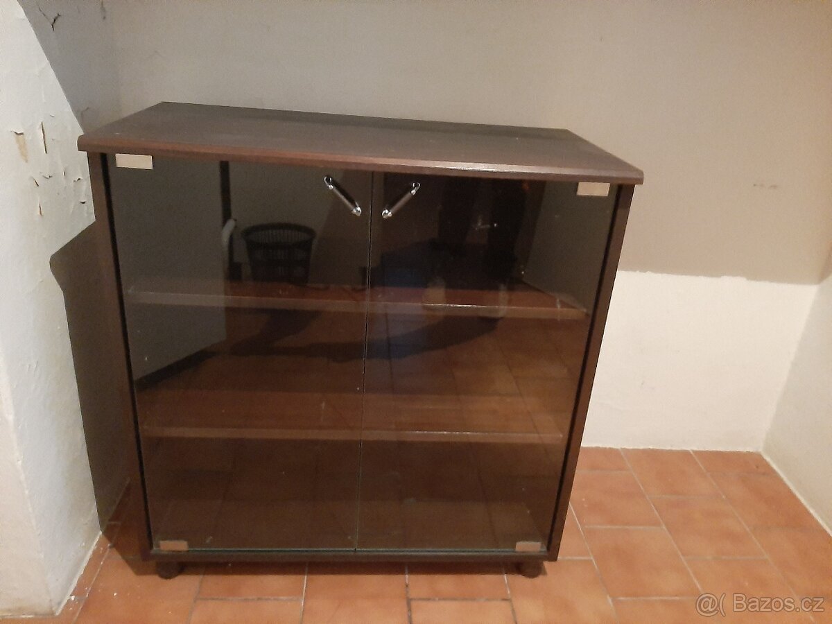 Prosklená dřevěná skříňka - 2