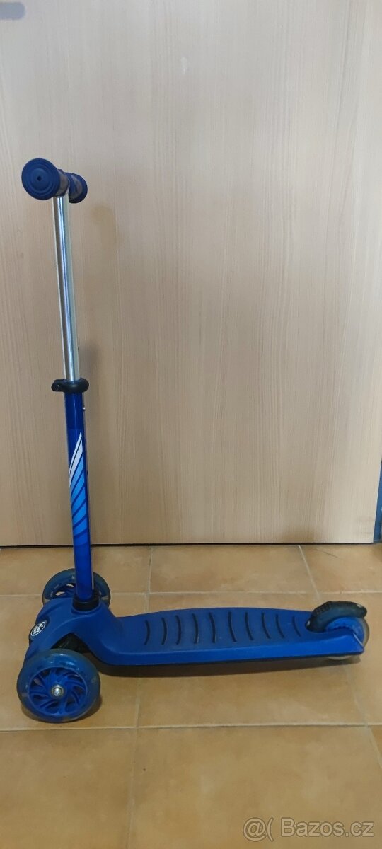 Playtive Dětská trojkoloběžka s LED kolečky - 2