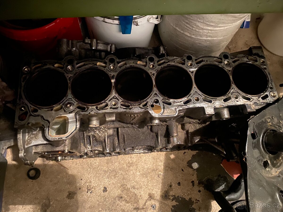 Mix dílů motoru M54B25 - 2