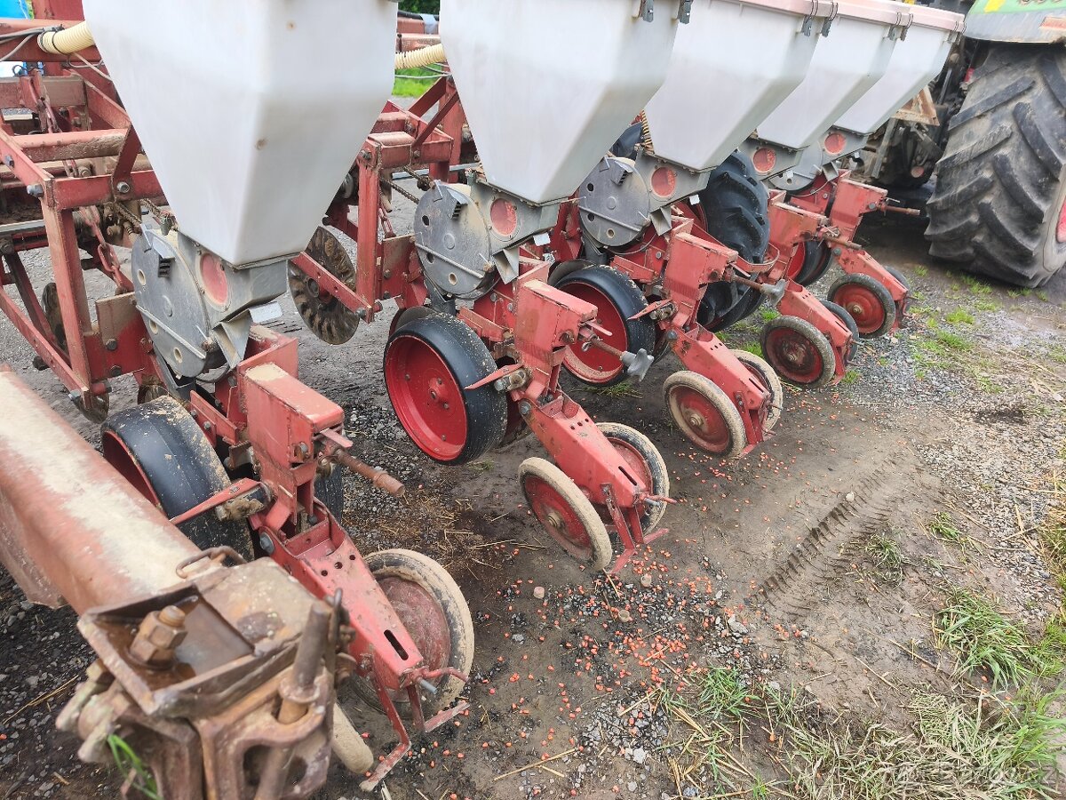 Přesný secí stroj na kukuřici Becker 8řádku - 2