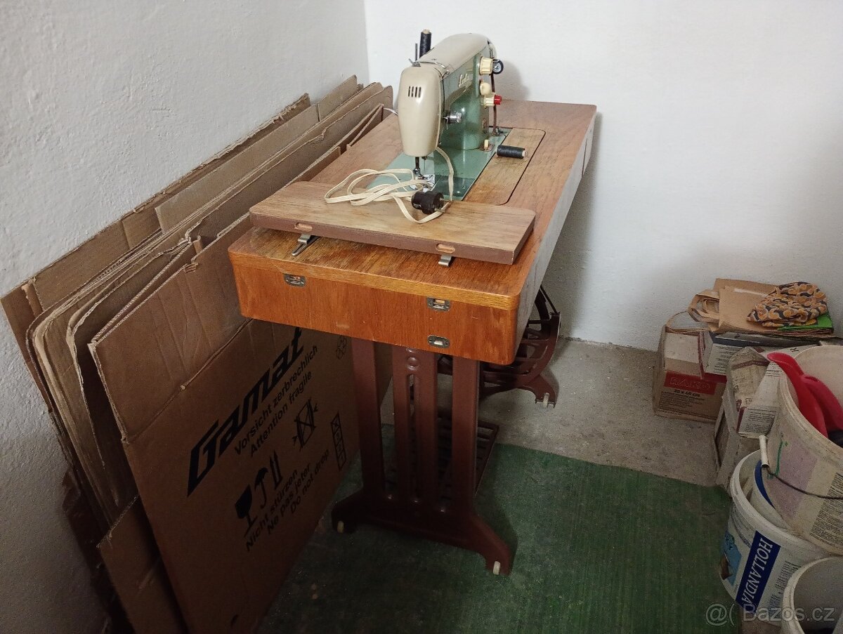 Prodám ponořovací šicí stroj LADA - 2