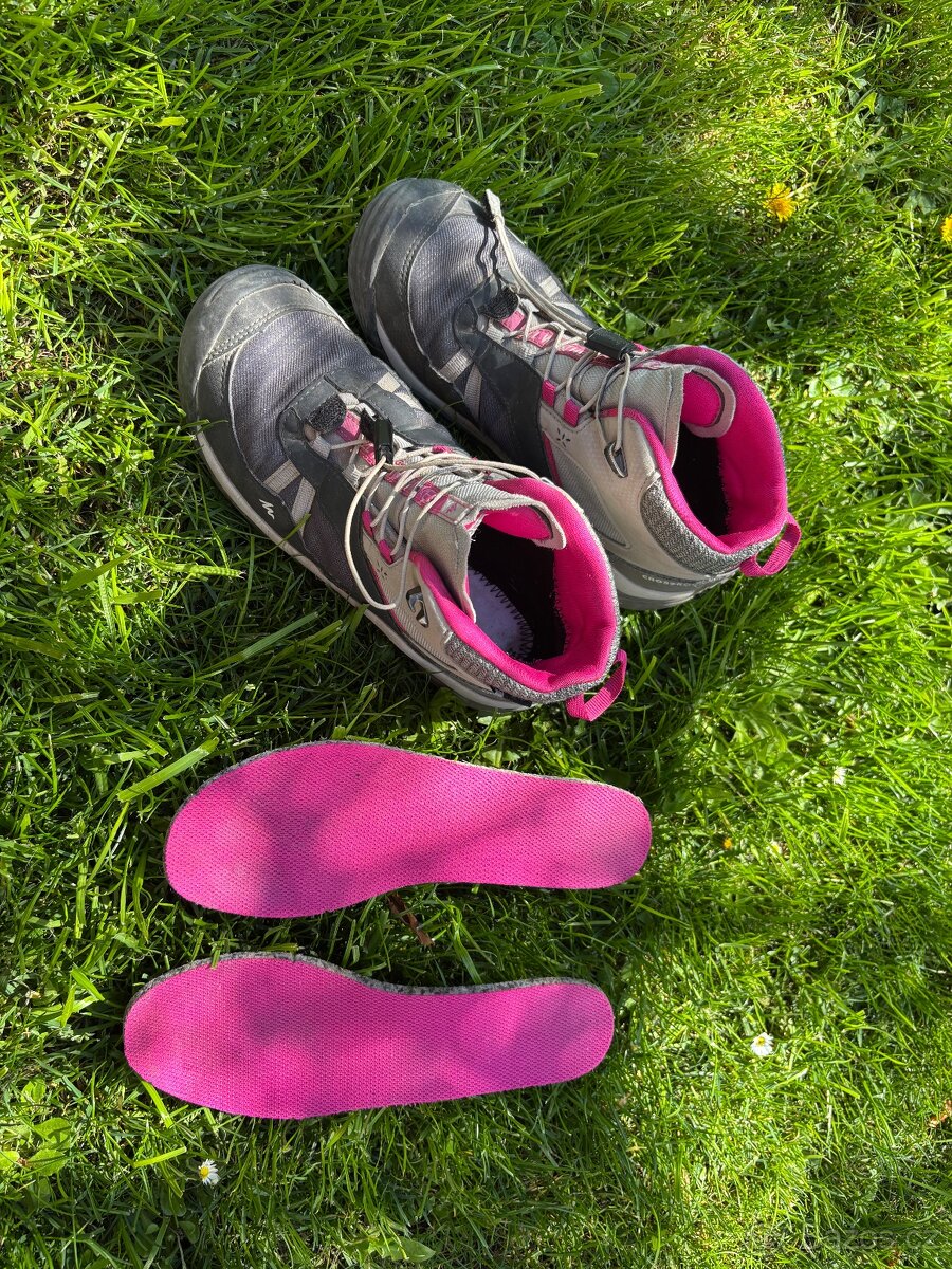 Turisticke kotnickove boty Queshua, vel.32 a 36 - 2