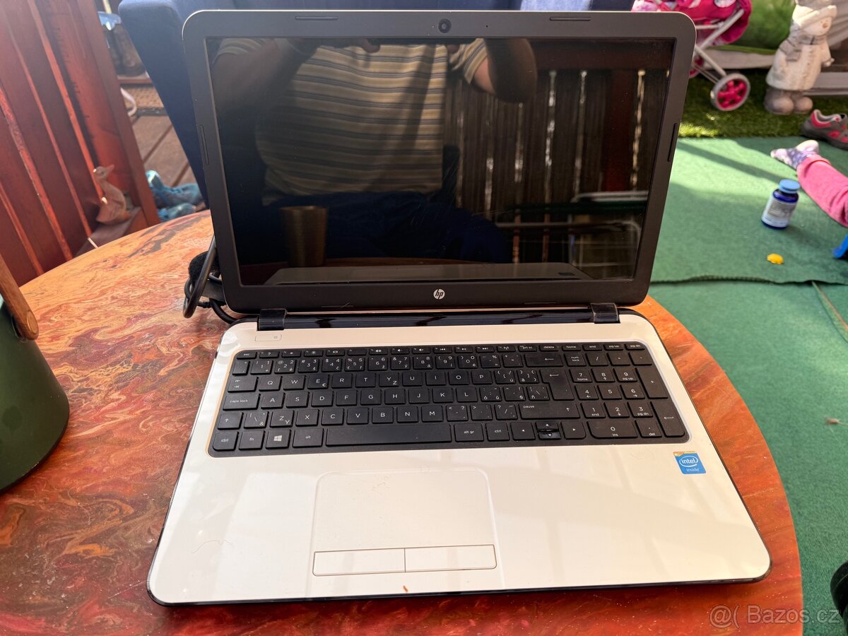 Notebook HP 15-r001nc (J1R85EA) - 2