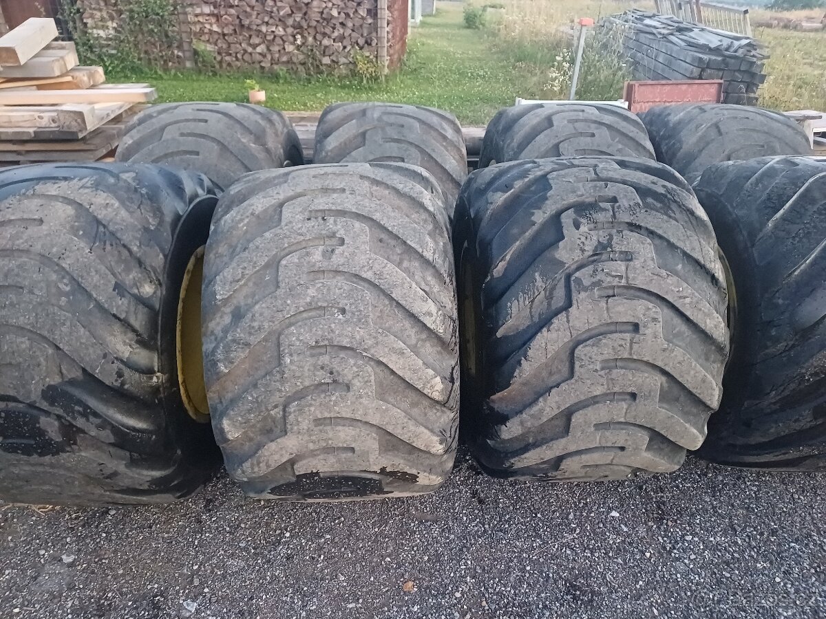 Kola na vyvážečku John Deere1110 - 2