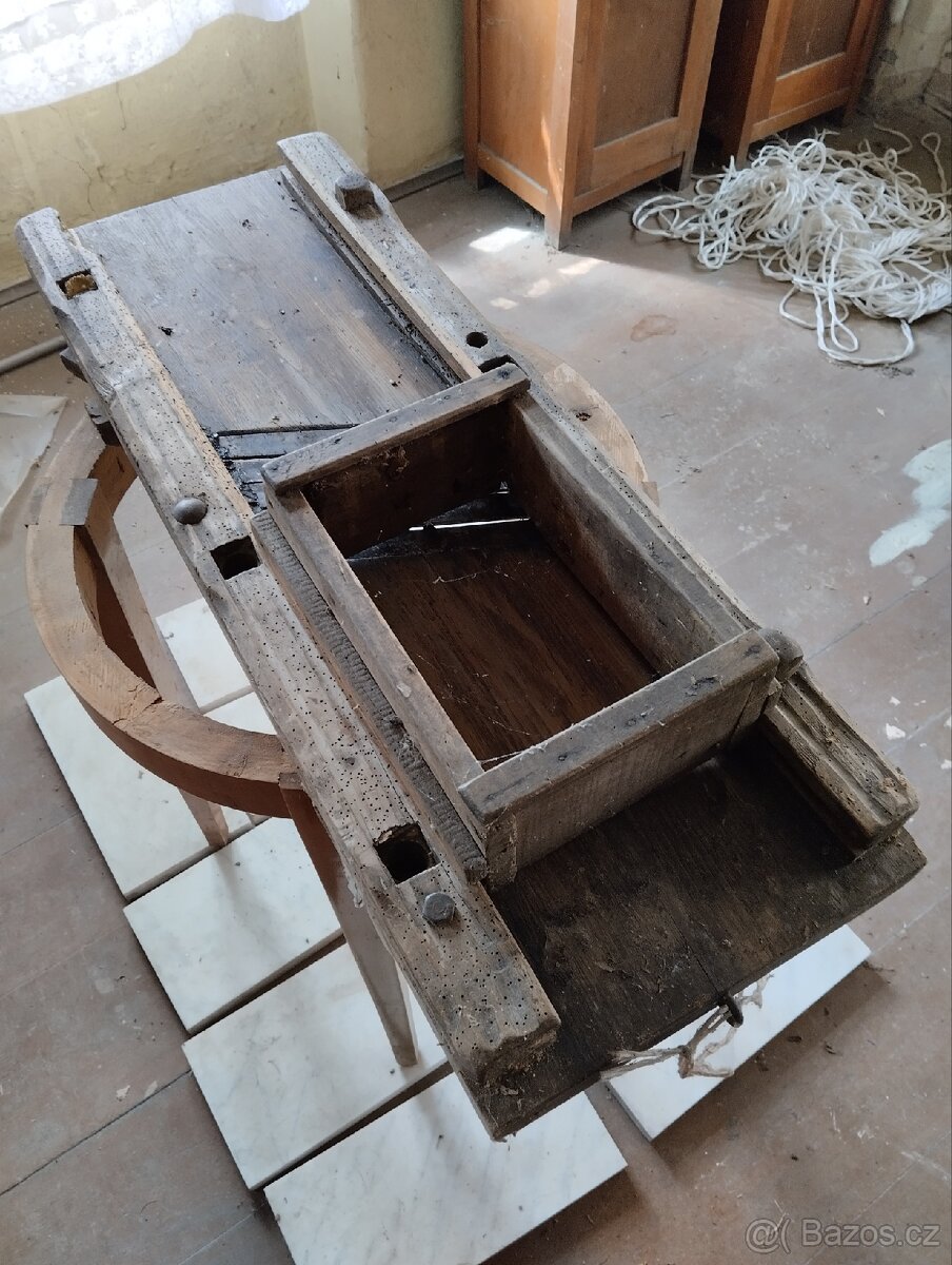 Staré dřevěné krouhadlo na zelí - 2