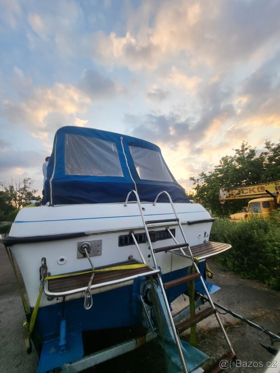 Kajutová motorová loď Draco 25 Twin Cab, zánovní vlek 3500Kg - 2