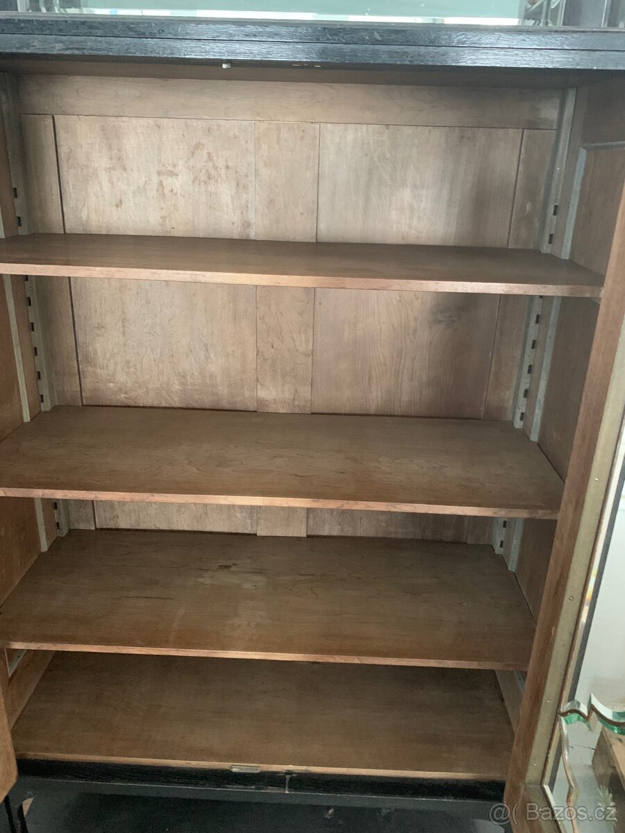 Starožitná vitrína – krásný kus – cca 30. léta - 2