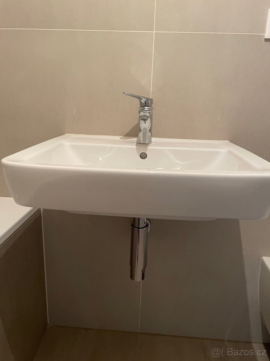 Umyvadlo keramické. - 2