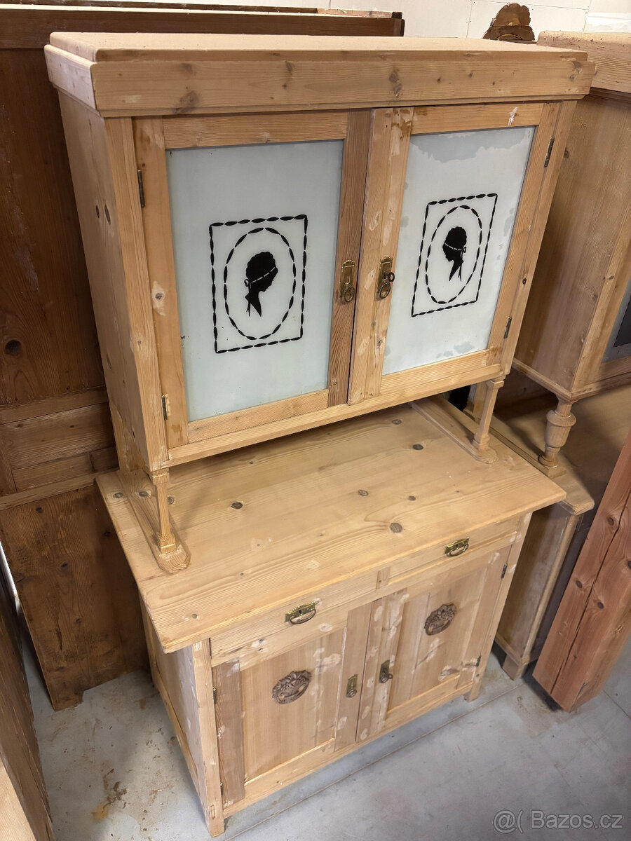 Kreden s reliefem (selský nábytek). - 2