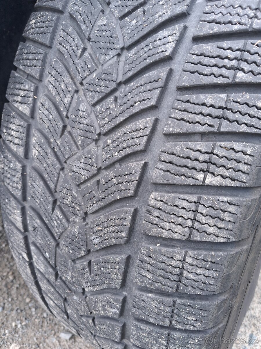 275/45R20 - 2