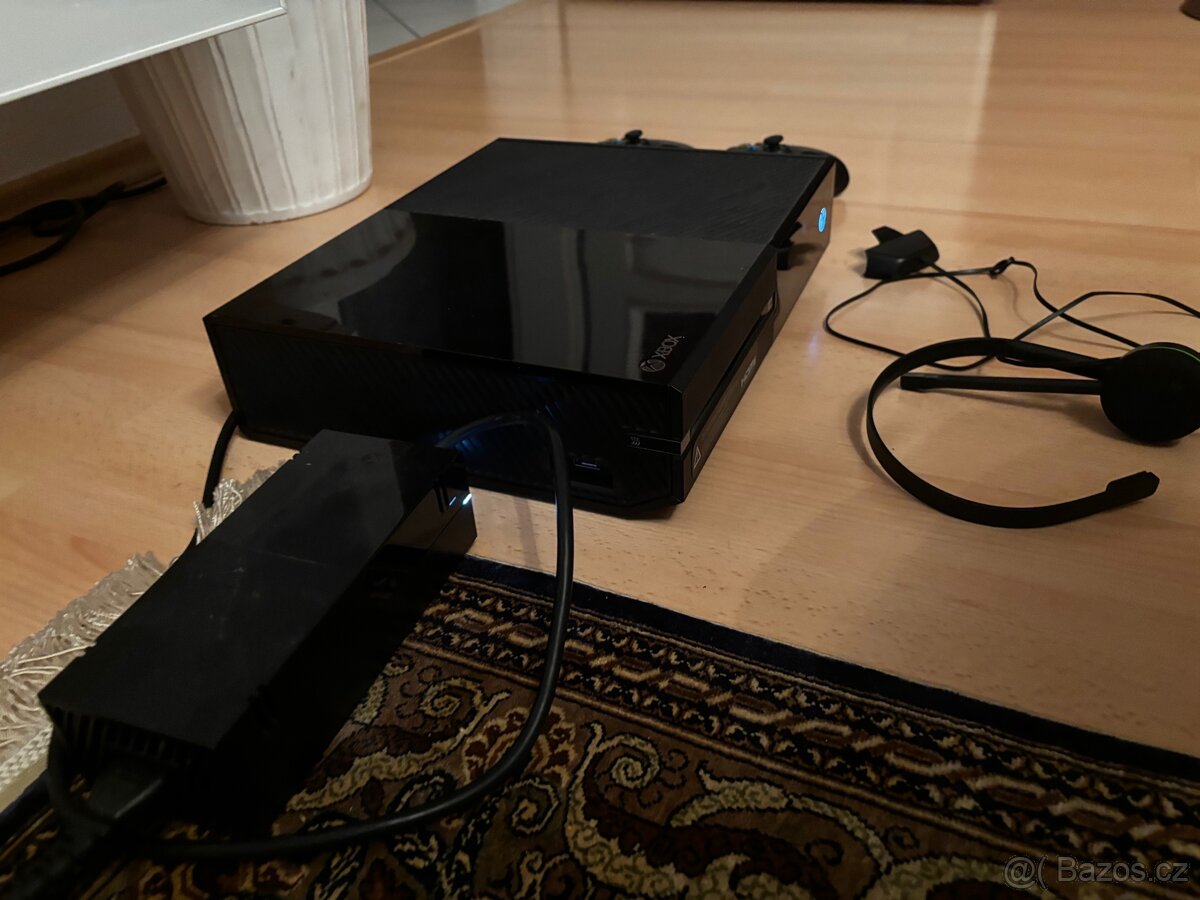 Xbox One 500 GB + 2 ovladače + 20 her + volant - 2