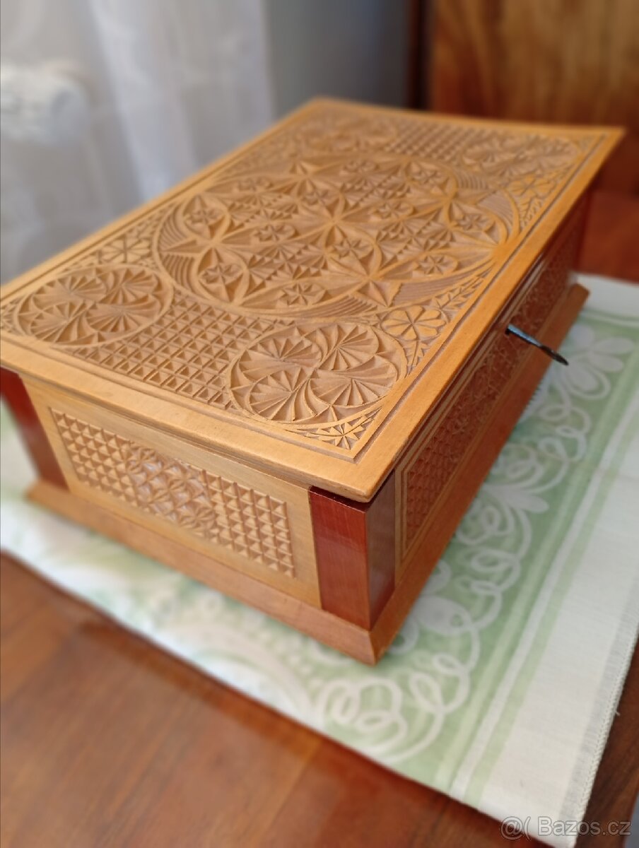 Dřevěná vyřezávaná krabička, šperkovnice. - 2