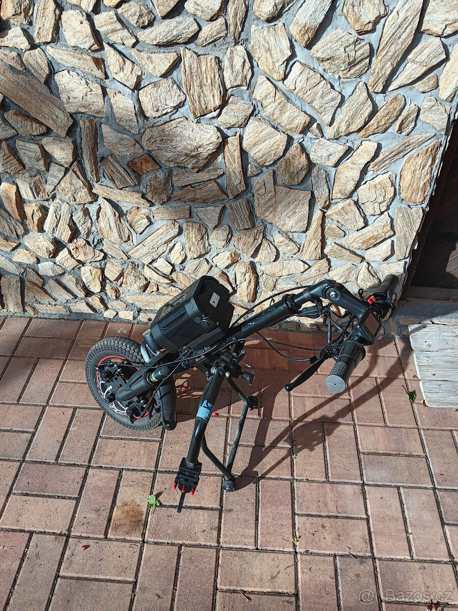 Elektrický přídavný pohon k invalidnímu vozíku. - 2