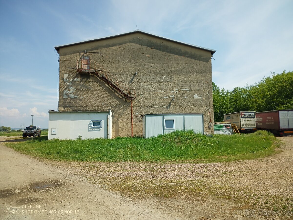 Pronájem/prodej výrobní a skladové haly v Dašicích 2500m2 - 2