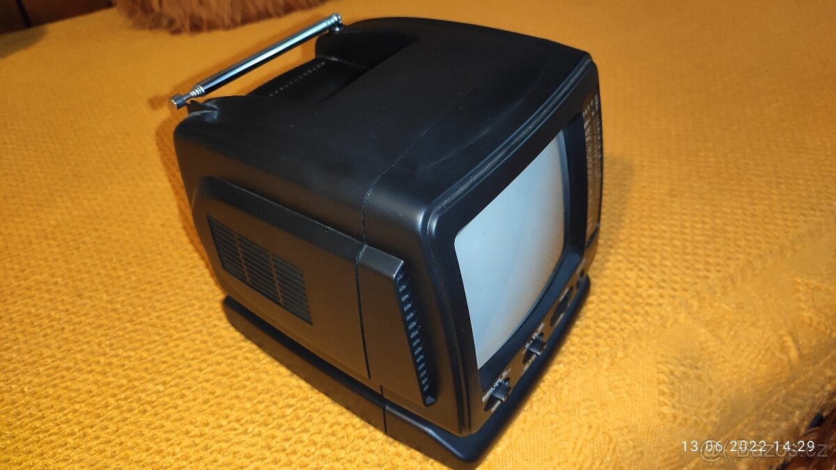 Bateriový přenosný čb televizor. - 2