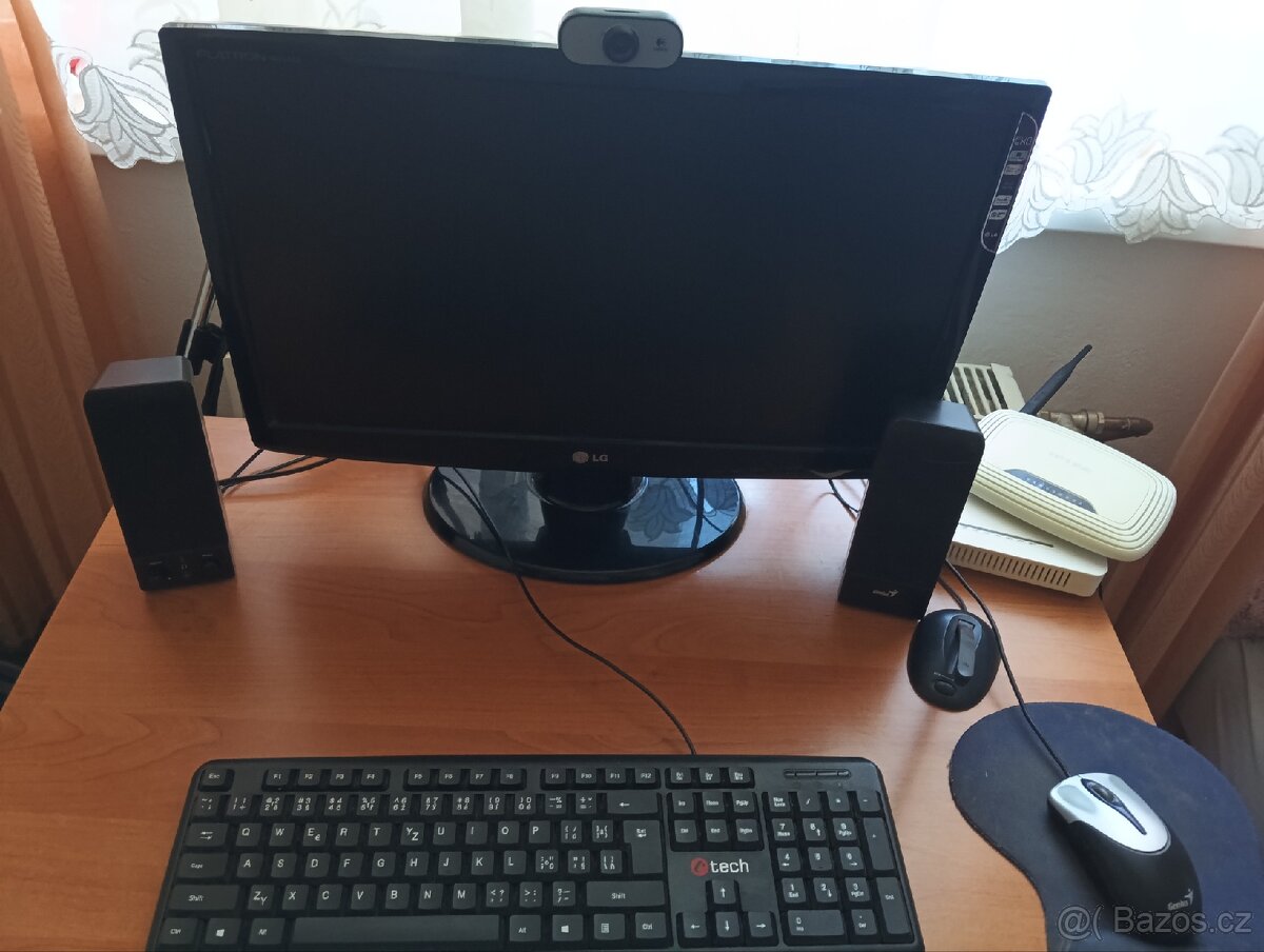 Počítač ze stolem a z monitorem - 2