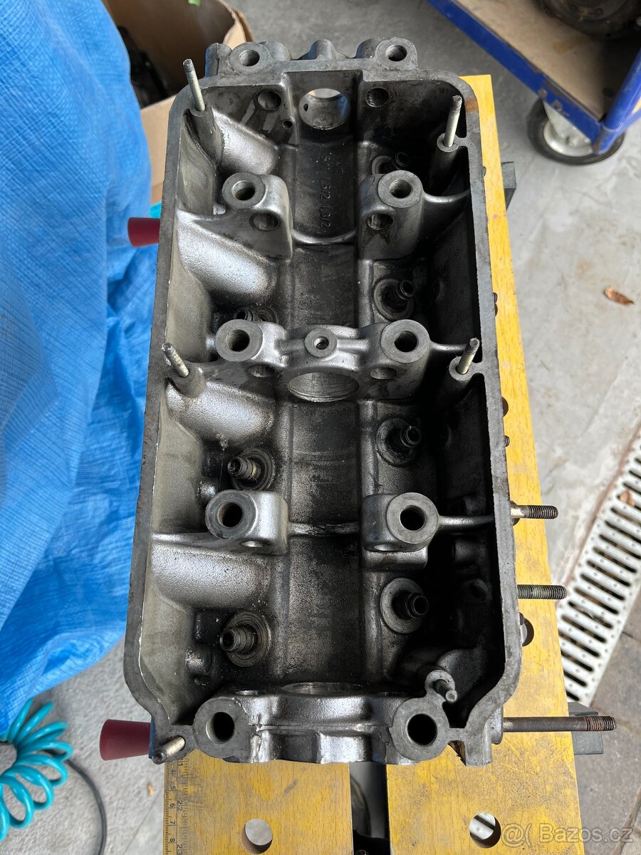 Dvě hlavy motoru BMW M10 E10 1602 1802 - 2