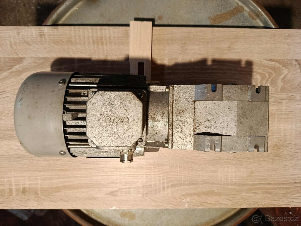 Převodovka s elektromotorem LENZE - 2