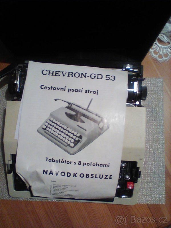 Kufříkový psací stroj CHEVRON - 2