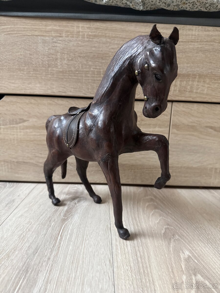 Dekorace v podobě koženého koně - 2