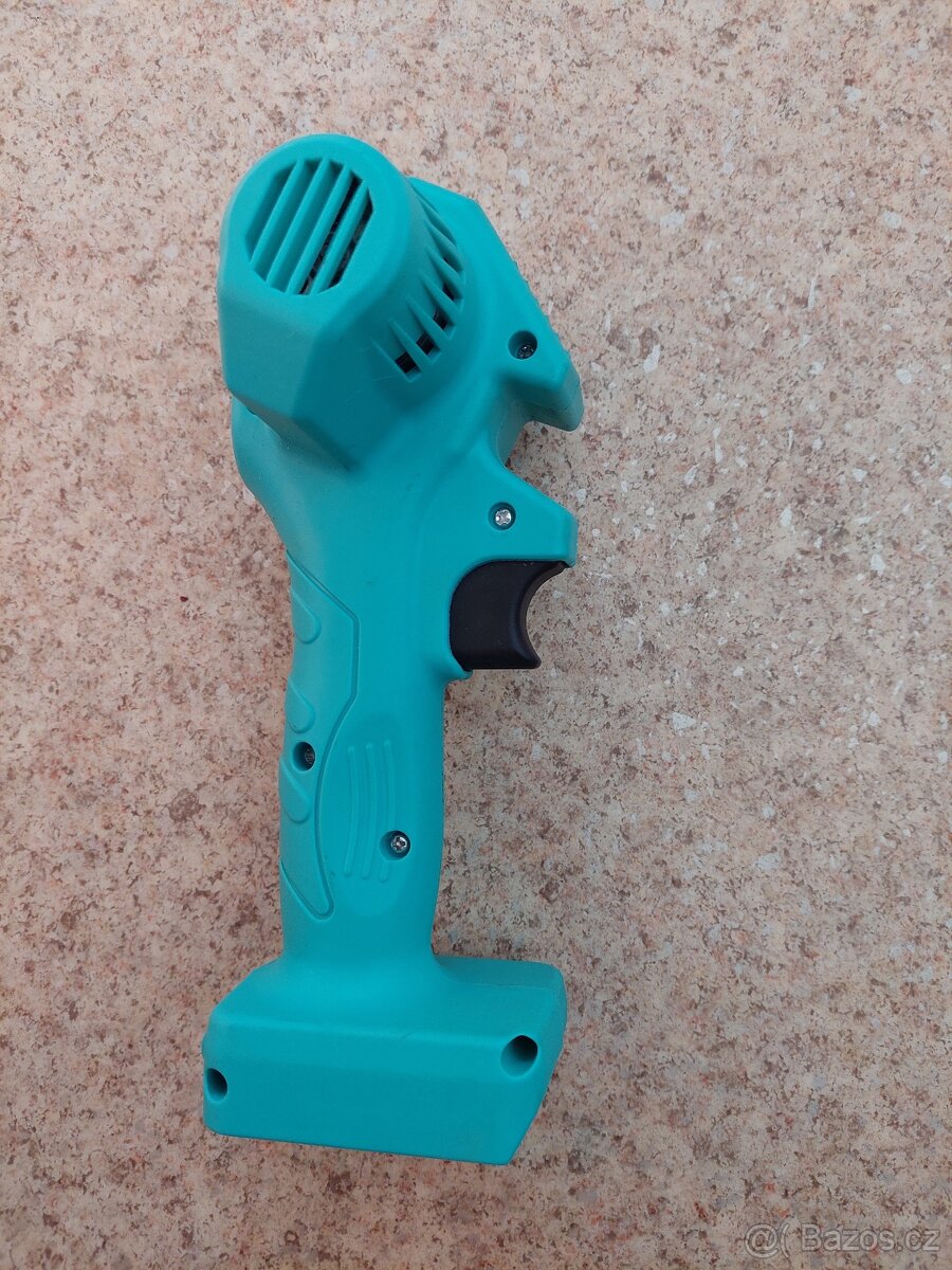 Nefunkční AKU Pilka na větvě - 2