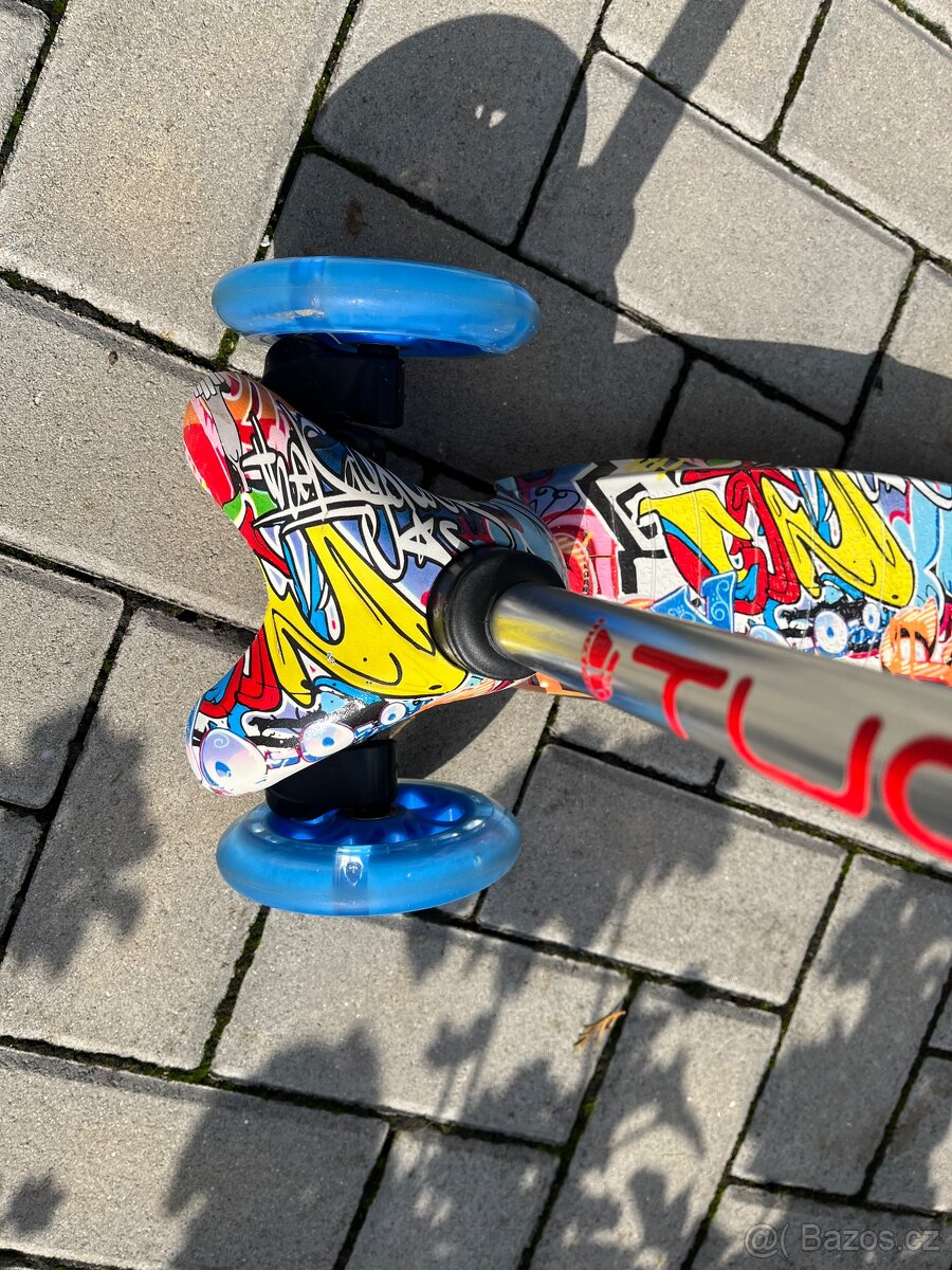 Koloběžka se svítícími koly. - 2