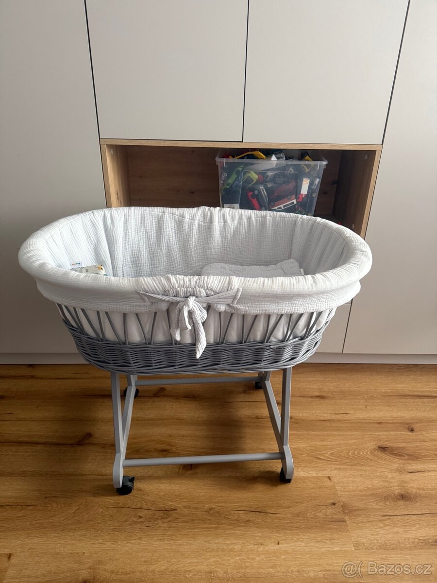 Proutěný košík na kolečkách pro miminko - 2